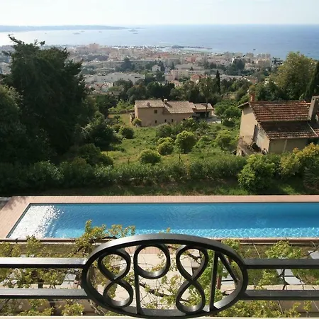 De Charme Vue Et Piscine Chauffee Sur Les Hauteurs De Golf Juan *